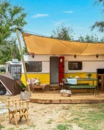 🌞 Esprit vintage & confort moderne 🌞
Envie de dépaysement total ? Viens poser tes valises dans notre caravane rétro, au look pop et à l’ambiance chaleureuse.
Un hébergement insolite qui mêle authenticité, charme et farniente, à deux pas de la plage 🏖️

Intérieur cosy et bien équipé
Grande terrasse en bois ombragée
Coin repas, apéros sous les étoiles
Bonus : tente d’appoint pour les aventuriers
Deuxième terrasse sur la Dune avec vue Mer

📸 Ici, on vit le camping avec style !
👉 Réserve ton séjour insolite à Beauregard Plage, et laisse le charme opérer...

Vintage spirit & modern comfort 🌞
Looking for a complete change of scenery? Come and pack your bags in our retro caravan, with its pop look and warm atmosphere.
This unusual accommodation combines authenticity, charm and idleness, just a stone's throw from the beach 🏖️

Cosy, well-equipped interior
Large shaded wooden terrace
Dining area for aperitifs under the stars
Bonus: extra tent for adventurers
Second terrace on the Dune with sea view

📸 Here, camping is lived in style!
👉 Book your unusual stay at Beauregard Plage, and let the charm work...

#CampingBeauregard #CaravaneVintage #HébergementInsolite #frankreich #urlaubammittelmeer #CampingStylé #SudDeLaFrance #BeauregardPlage #RétroChic #VacancesAutrement #marseillan