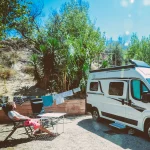 🚐 Pause en toute simplicité au pied de la dune
Installé son camping-car au pied de la dune, un moment de quiétude s’installe face à la dune. Entre ciel bleu, brise marine et sable chaud, l’instant invite à la déconnexion.

Un emplacement nature, une chaise, et l’essentiel : la liberté. 🌾

#CampingBeauregardPlage #CampingCarLife #MarseillanPlage #VacancesEnPleinAir #EspritCamping #SlowTravel #vanlife #glamping