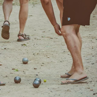 🎯 Moments de convivialité autour de la pétanque – Camping Beauregard Plage 🌴

Au cœur du camping, le terrain de pétanque devient un véritable lieu de rencontre. Chaque fin d’après-midi, les boules s’entrechoquent dans une ambiance détendue et chaleureuse.

Jeunes ou moins jeunes, habitués ou vacanciers de passage, tous partagent le plaisir du jeu et la convivialité qui l’accompagne.

Un bel esprit de vacances, tout simplement. ☀️

#CampingBeauregardPlage #Pétanque #VacancesConviviales #MarseillanPlage #EspritCamping #vanlife #campinglife #vanlifers