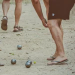 🎯 Moments de convivialité autour de la pétanque – Camping Beauregard Plage 🌴

Au cœur du camping, le terrain de pétanque devient un véritable lieu de rencontre. Chaque fin d’après-midi, les boules s’entrechoquent dans une ambiance détendue et chaleureuse.

Jeunes ou moins jeunes, habitués ou vacanciers de passage, tous partagent le plaisir du jeu et la convivialité qui l’accompagne.

Un bel esprit de vacances, tout simplement. ☀️

#CampingBeauregardPlage #Pétanque #VacancesConviviales #MarseillanPlage #EspritCamping #vanlife #campinglife #vanlifers