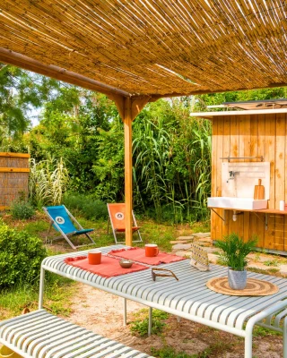 🌙 Caban’O Luxe
Douche à la belle étoile, toilettes privées, coin repas ombragé…
Un luxe rare, en plein air. Quantité très limitée.

🌙 Caban’O Luxe
Outdoor starry-sky shower, private toilet, shaded dining area…
A rare kind of open-air comfort. Very limited availability.

#glampingexperience #campinglife #camping #suddelafrance #südfrankreich #mittelmeer #beauregardplage #outdoorshower #douchealabelleetoile