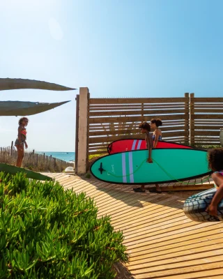 Pas de voiture. Pas de montre. Pas de stress. Pas besoin de traverser.

Accès direct à la plage = vous êtes déjà en vacances dès le premier pas.

⛺ Et ce nouveau chemin, on l’a bichonné. Sable, nature et tranquillité.

🧒 Pour les familles, c’est le bonheur : pas d’horaires, pas de route. Juste le sable chaud et la mer bleue.

Ça vous tente de vivre la vraie vie de camping ?

#BeauregardPlage #CampingFamilial #AccesDirectPlage #VacancesSansVoiture #DéconnexionTotale