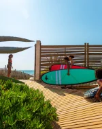 Pas de voiture. Pas de montre. Pas de stress. Pas besoin de traverser.

Accès direct à la plage = vous êtes déjà en vacances dès le premier pas.

⛺ Et ce nouveau chemin, on l’a bichonné. Sable, nature et tranquillité.

🧒 Pour les familles, c’est le bonheur : pas d’horaires, pas de route. Juste le sable chaud et la mer bleue.

Ça vous tente de vivre la vraie vie de camping ?

#BeauregardPlage #CampingFamilial #AccesDirectPlage #VacancesSansVoiture #DéconnexionTotale